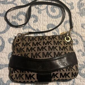 Michael Kors Jamesport Large Shoulder. Signature MK canvas.